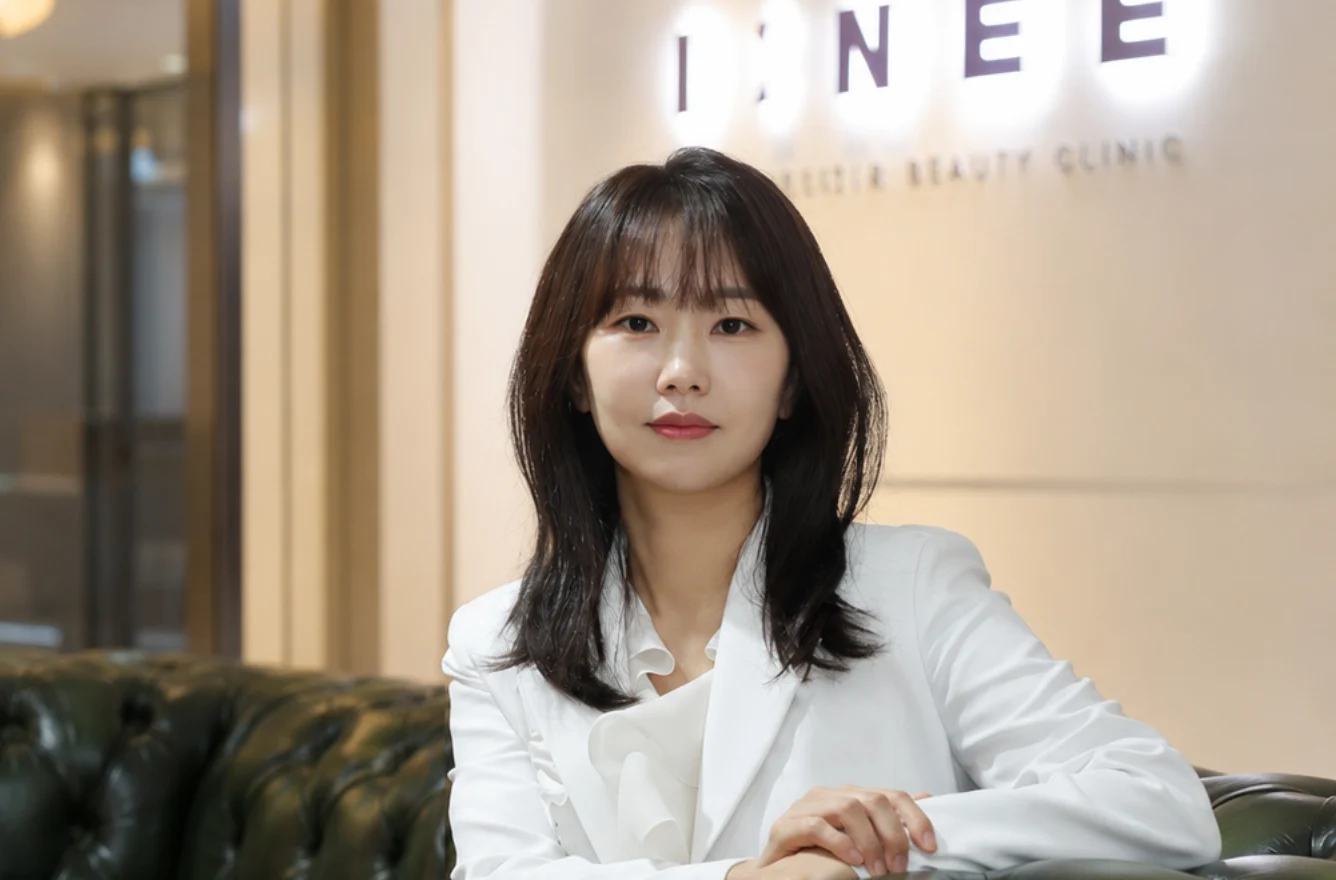 아이니의원 라운지에서 촬영한 의료진 프로필 사진